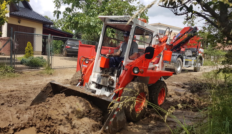 Povodeň zasáhla přes polovinu vesnice. Odhad škod je 500 milionů korun