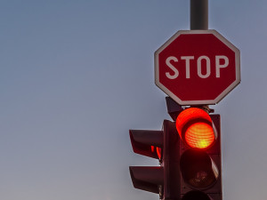 Jízda na červenou se trestá. Policisté apelují na respektování silničního provozu