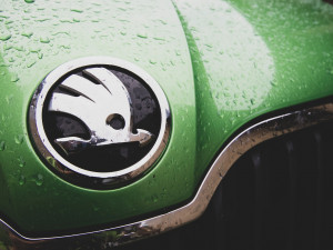 Neznámý vandal vyryl rýhy na autě v Brněnské ulici. Hrozí mu rok vězení