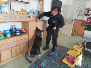 FOTO: Policie musela nechat vyklidit celou školu i školku. Někdo nahlásil, že vyletí do povětří