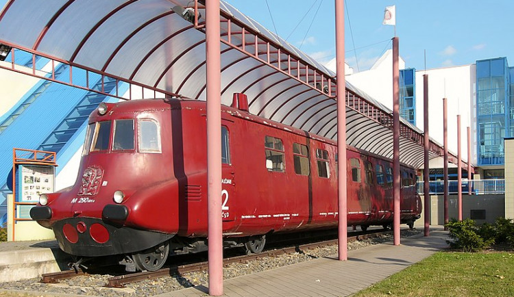 Na trať z Přerova do Hranic vyjela nově nalakovaná legendární Slovenská strela