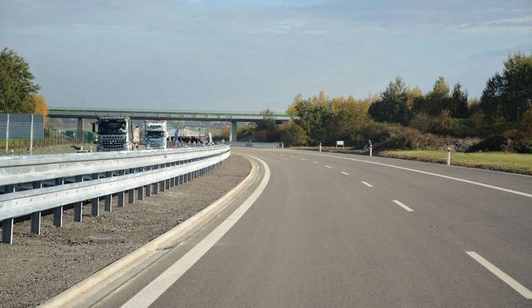Provoz na D46 ve směru na Olomouc zkomplikuje oprava povrchu