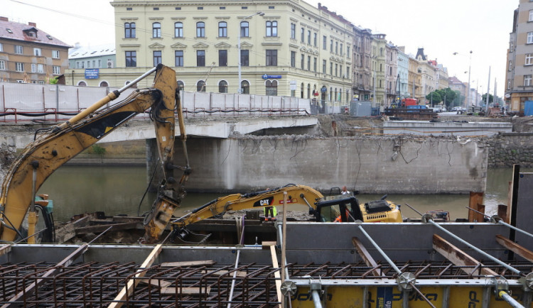 Most na Masarykově třídě dostává nové základy. Zatopené lomy už opět dávají do Olomouce žulu