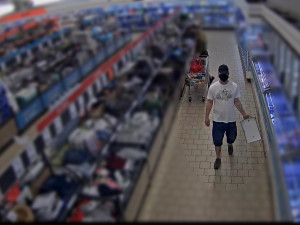 VIDEO: Zloděj ukryl fotopasti do kalhot, za triko a odešel. Policie žádá o pomoc při pátrání