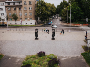 FOTO: Velké bronzové sochy lidoopů už stojí na svém místě u Rudolfovy aleje. Váží tři čtvrtě tuny