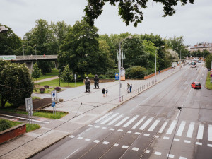 FOTO: Velké bronzové sochy lidoopů už stojí na svém místě u Rudolfovy aleje. Váží tři čtvrtě tuny