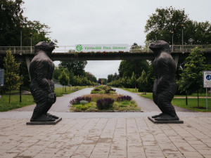 FOTO: Velké bronzové sochy lidoopů už stojí na svém místě u Rudolfovy aleje. Jedna váží tři čtvrtě tuny