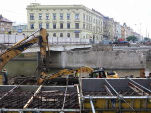 Most na Masarykově třídě dostává nové základy. Zatopené lomy už opět dávají do Olomouce žulu