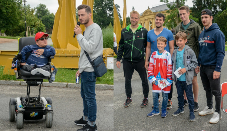 FOTO: Štafety na vozíku se zúčastnili hokejisté i zpěváci. Plánuje se už další akce