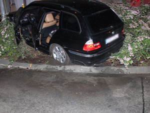 Opilý mladík v BMW nezvládl zatáčku u „Ušáku“ a skončil v záhonu vedle cesty. Nadýchal přes dvě promile