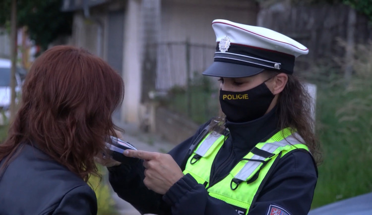 VIDEO: Olomoučtí policisté se v noci na sobotu zaměřili na alkohol u řidičů. Zkontrolovali tři stovky řidičů