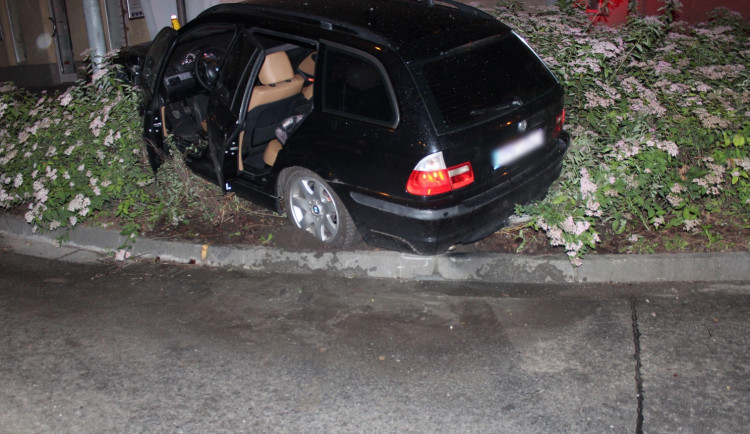 Opilý mladík v BMW nezvládl zatáčku u „Ušáku“ a skončil v záhonu vedle cesty. Nadýchal přes dvě promile