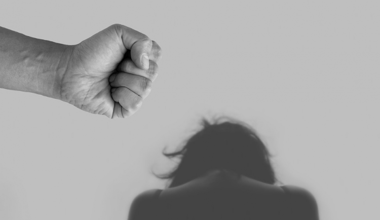 Agresivní muž dlouhodobě fyzicky napadal svou těhotnou družku. Doma se nesmí 10 dnů objevit