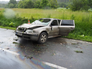Řidič Octavie nezvládl v zatáčce rychlost, dostal smyk a přes střechu letěl do příkopu