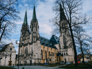 Muzeum umění otevřelo v kryptě katedrály sv. Václava výstavu bohoslužebných rouch