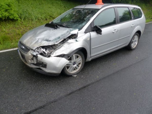 Senior nezvládl v rychlosti zatáčku a po nárazu do protijedoucího auta skončil na boku