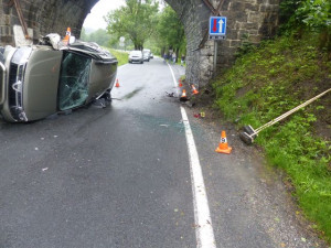 Senior nezvládl v rychlosti zatáčku a po nárazu do protijedoucího auta skončil na boku