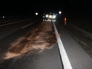 Ležící upínací pásy na dálnici poškodily sporťák a dva kamiony. Jednomu z nich prorazily nádrž