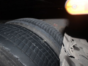 Ležící upínací pásy na dálnici poškodily sporťák a dva kamiony. Jednomu z nich prorazily nádrž