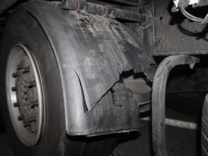 Ležící upínací pásy na dálnici poškodily sporťák a dva kamiony. Jednomu z nich prorazily nádrž