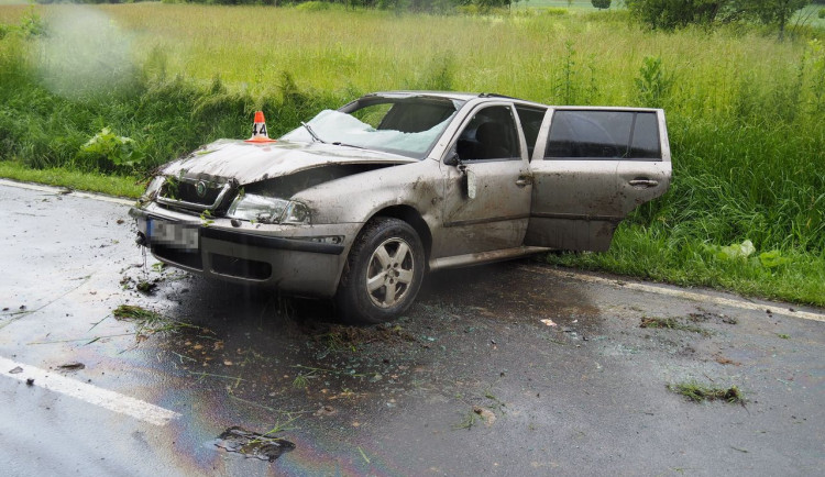 Řidič Octavie nezvládl v zatáčce rychlost a přes střechu vletěl do příkopu. Z auta ho museli vystříhávat hasiči