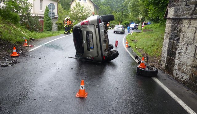 Senior nezvládl v rychlosti zatáčku a po nárazu do protijedoucího auta skončil na boku
