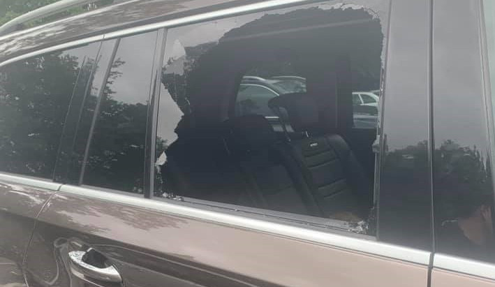 Neznámý pachatel ukradl z auta na parkovišti u olomoucké zoo dva batohy