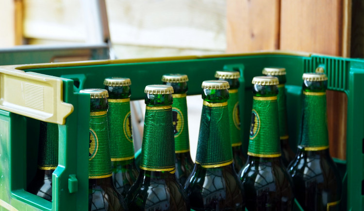 Muž rozbil dveře v supermarketu, k těm donesl pivní přepravky a odešel. Hrozí mu vězení