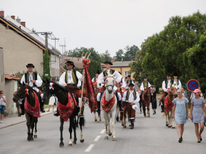 První červencový víkend nabídne Jízdu králů v Doloplazech. Bude krojovaná mše i koncerty