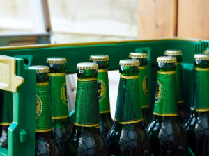 Muž rozbil dveře v supermarketu, k těm donesl pivní přepravky a odešel. Hrozí mu vězení