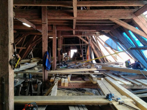 FOTO: Vlastivědné muzeum v Olomouci pokračuje s rozsáhlou opravou střechy