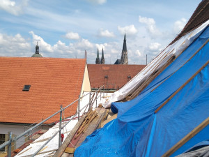 FOTO: Vlastivědné muzeum v Olomouci pokračuje s rozsáhlou opravou střechy