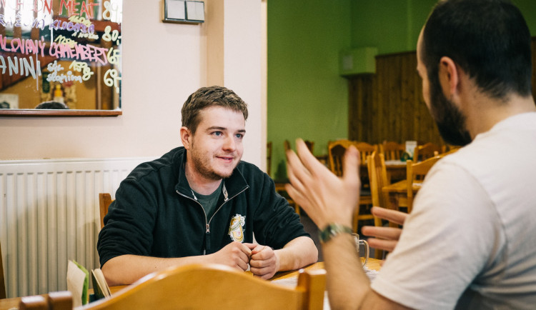 Jadrošova Krčma přečkala karanténu díky štamgastům. Pivo od Jadrníčka si teď dáte i na zahrádce