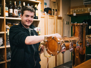 Jadrošova Krčma přečkala karanténu díky štamgastům. Pivo od Jadrníčka si teď dáte i na zahrádce