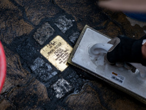 V ulicích Prostějova bylo instalováno dalších 13 kamenů zmizelých