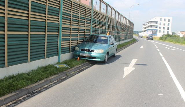 Řidička nabourala do protihlukové stěny a porazila značku. Oslnilo ji slunce