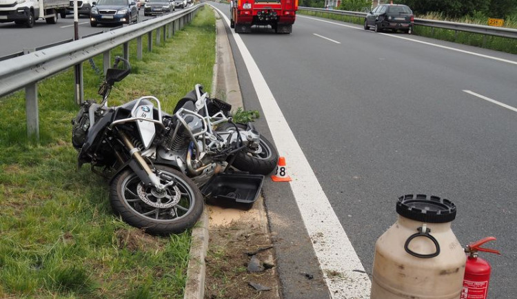Řidič Octavie srazil na dálnici jednasedmdesátiletého motorkáře. Na místo letěl vrtulník