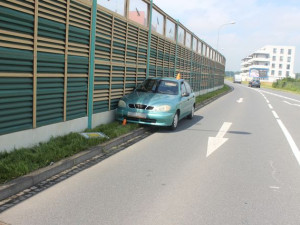 Řidička nabourala do protihlukové stěny a porazila značku. Oslnilo ji slunce