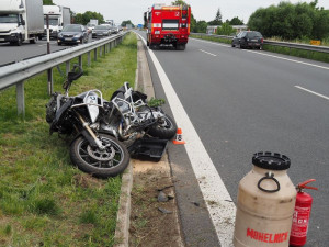 Řidič Octavie srazil na dálnici jednasedmdesátiletého motorkáře. Na místo letěl vrtulník