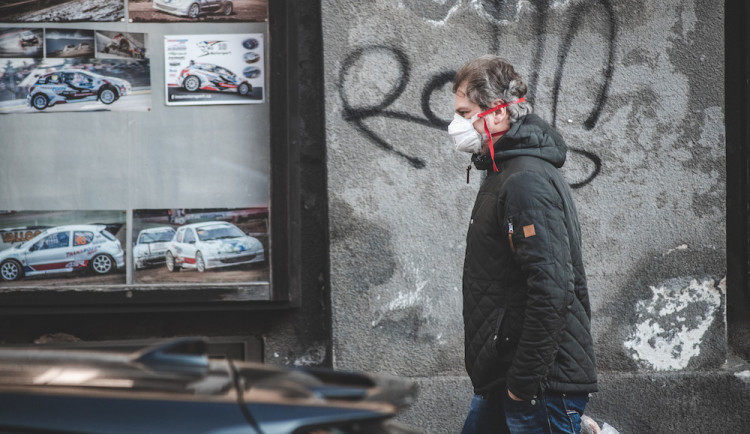 V neděli přibylo přes tři sta nakažených koronavirem, nejvíce od začátku dubna