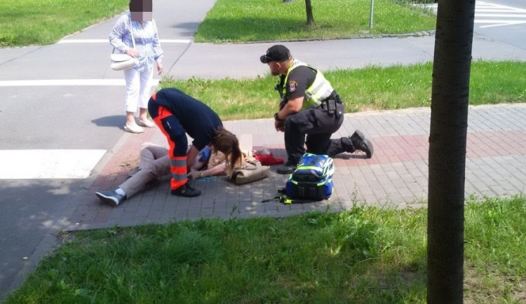 Strážníci během dopravní akce pomohli seniorce, která v horku omdlela a spadla na chodník