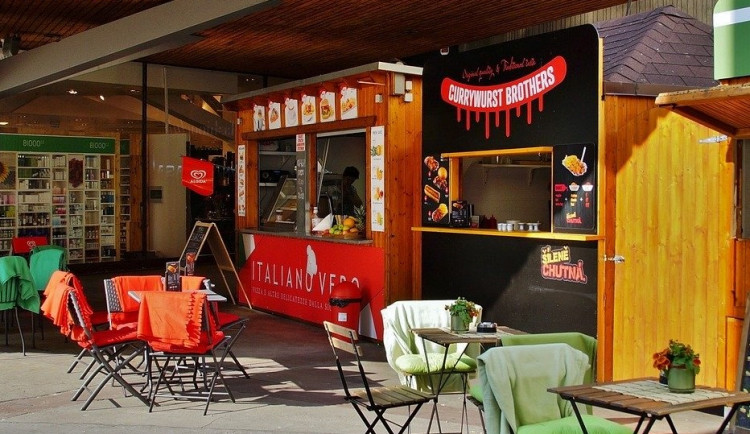 Neznámý pachatel se vloupal do stánku s občerstvením, odnesl si jídlo a pití za 11 tisíc korun