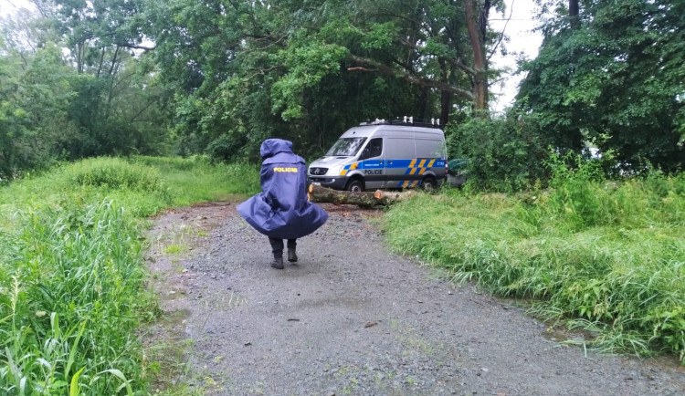 Opilý vodák se vydal na rozvodněnou Moravu a strhl jej proud, patrá po něm policie