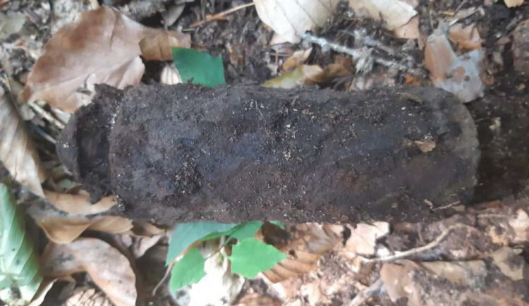 Houbaři si s sebou do lesa vzali i detektor kovů. Místo hub našli ruční granát