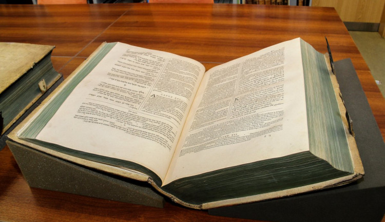 Vědecká knihovna Olomouc našla starou bibli ukradenou v roce 1996