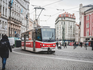 Soud dnes řeší fanoušky Sigmy, kteří v tramvaji zbili muže tmavé pleti. Jsou stíháni i kvůli hajlování