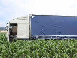Řidič kamionu kvůli svojí nedbalosti najel do kukuřičného pole, nehoda se obešla bez zranění
