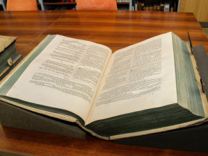 Vědecká knihovna Olomouc našla starou bibli ukradenou v roce 1996