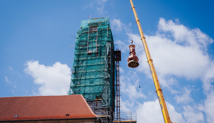 FOTO/VIDEO: Jeřáb dnes na olomouckou radnici vyzvedl prostřední část opravené věže