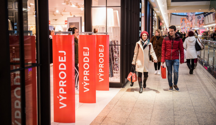 Letní výprodej začal dříve než obvykle, slevy jsou vyšší